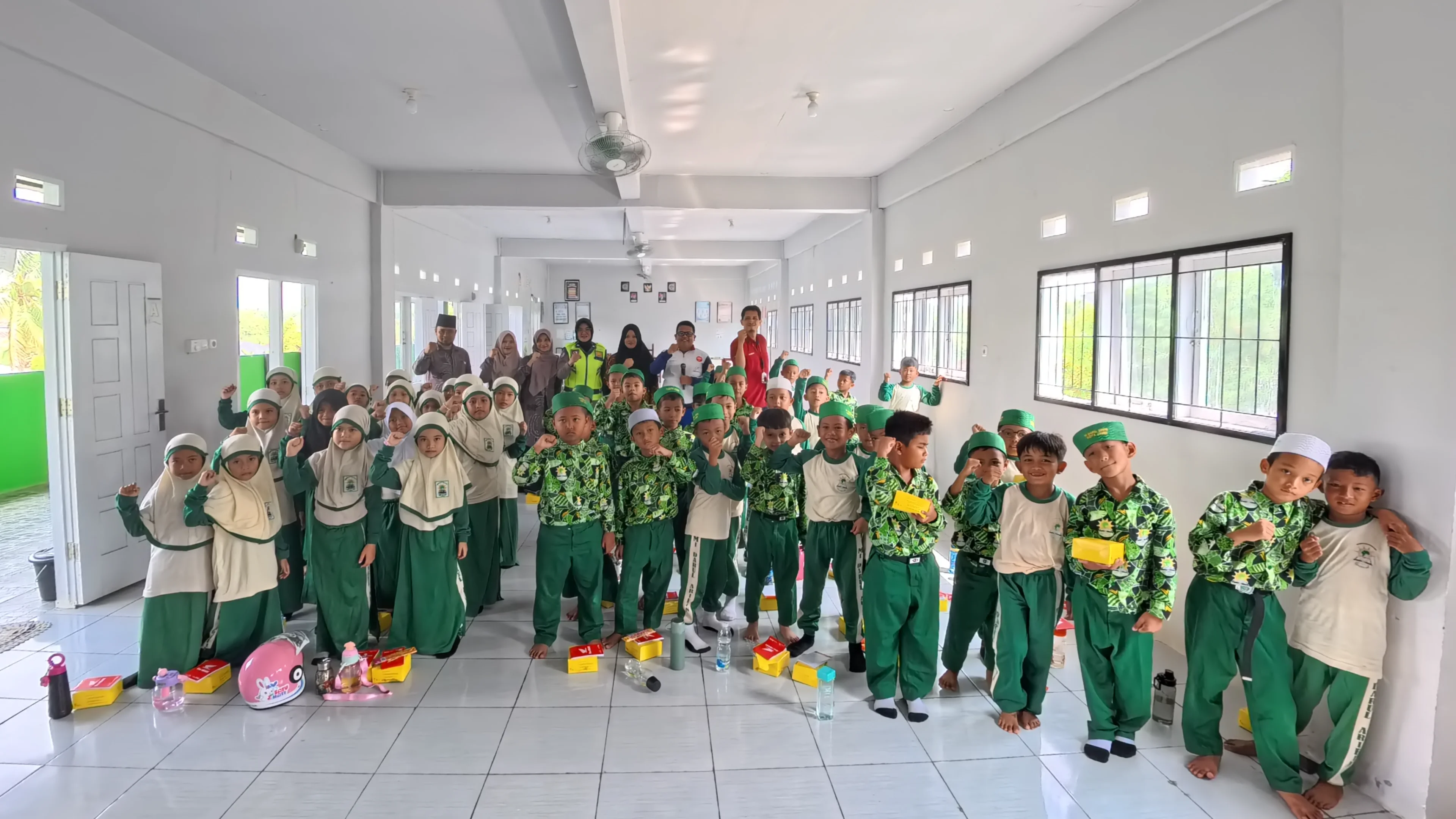 Tanamkan Budaya #Cari_Aman Sejak Dini, Sinsen Bagikan Helm di Hari Anak Nasional 2026